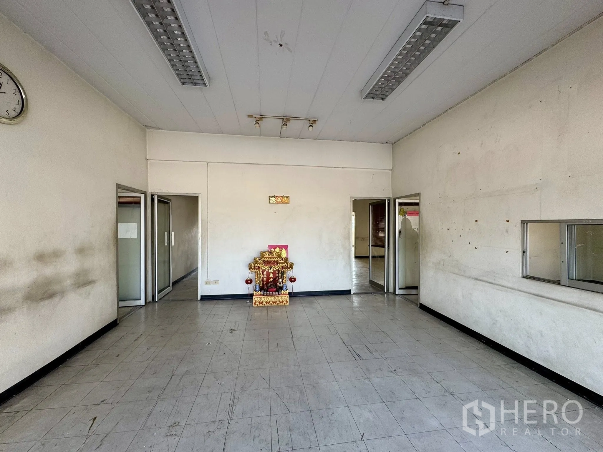 คลังสินค้า for rent in Mueang Samut Sakhon, Samut Sakhon - พื้นที่ต้อนรับโล่ง มีช่องบริการและผนังกระจก