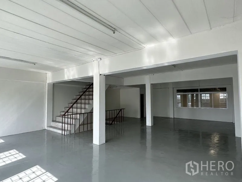 Factory for rent in Bang Sao Thong, Samut Prakan - Spacious mezzanine office floor with columns, smooth flooring and fluorescent lighting.