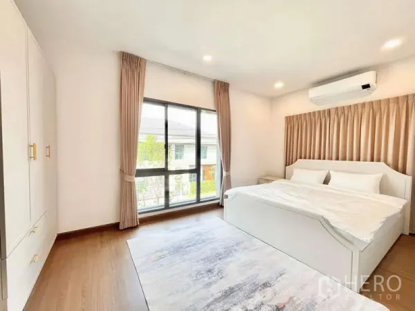 บ้าน ให้เช่าในBang Phli, Samut Prakan - ห้องนอนสว่าง เตียงคิง หน้าต่างบานใหญ่ ตู้เสื้อผ้าบิวท์อิน และพรม