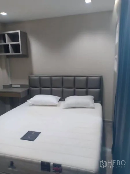 Detached House for rent in Thanyaburi, Pathum Thani - Cozy bedroom with a padded headboard, side desk, and soft ambient lighting.