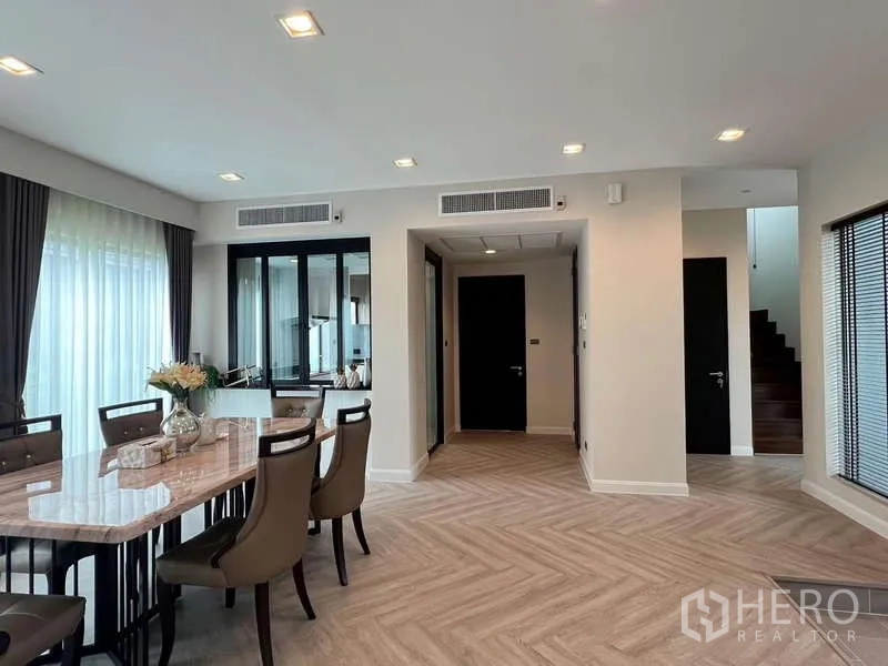 独立式住宅 出租或出售在Lat Krabang, Bangkok - 餐厅望向走廊、楼梯与厨房观景窗。