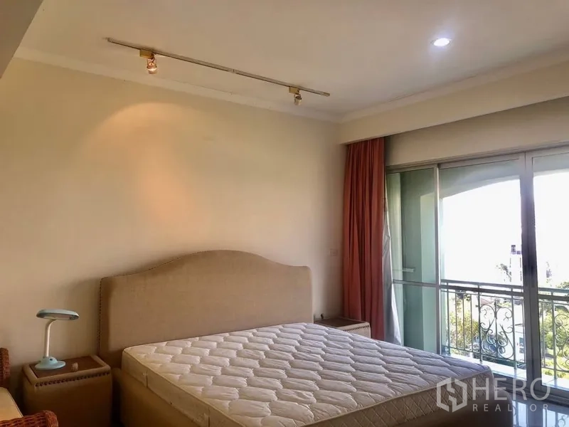 คอนโด ให้เช่าในWatthana, Bangkok - ห้องนอนรับแสงธรรมชาติ เตียงหัวเตียงบุผ้า เปิดสู่ระเบียงผ่านประตูกระจกบานเลื่อน