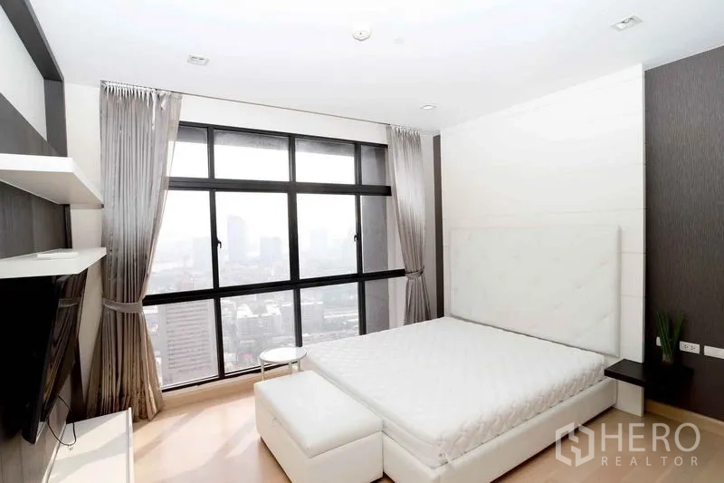 公寓 出租在Khlong San, Bangkok - 宽敞主卧，软包床与全景落地窗