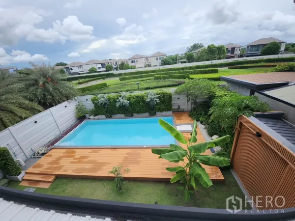 บ้าน ให้เช่าในBang Phli, Samut Prakan - มุมสูงของสระว่ายน้ำ ดาดไม้ และแนวรั้วต้นไม้ให้ความเป็นส่วนตัว