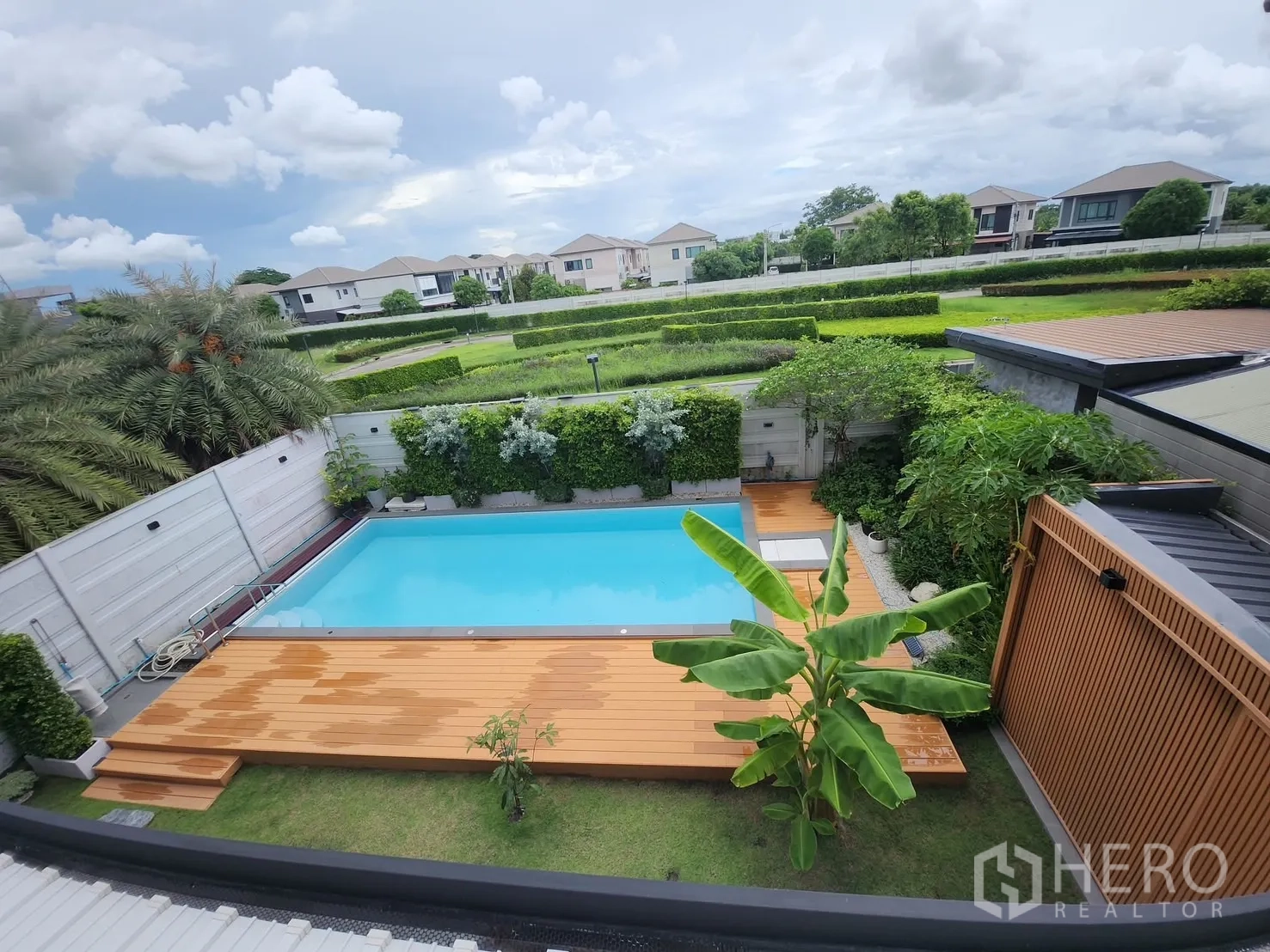 บ้าน ให้เช่าในBang Phli, Samut Prakan - มุมสูงของสระว่ายน้ำ ดาดไม้ และแนวรั้วต้นไม้ให้ความเป็นส่วนตัว