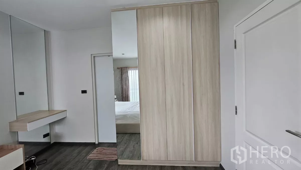 Detached House for rent in Khlong Toei, Bangkok - Built-in wardrobe with full-length mirror and floating vanity in the bedroom.