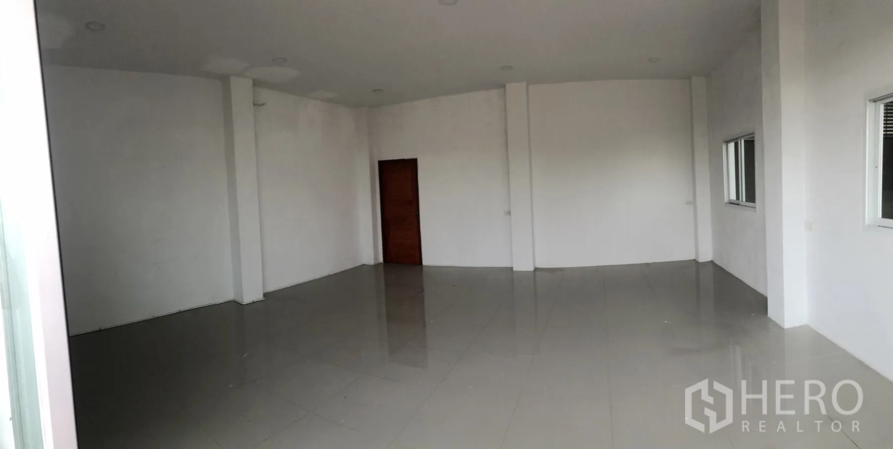 โรงงาน for rent or sale in Mueang Samut Sakhon, Samut Sakhon - ห้องออฟฟิศชั้นล่างหรือโชว์รูม ผนังสีขาว พื้นกระเบื้องมันวาว