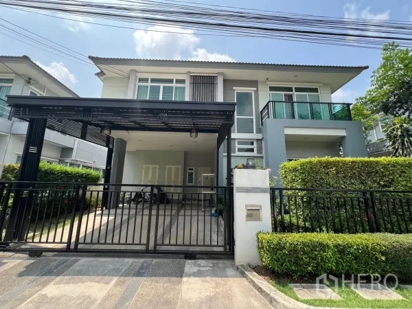 บ้าน ให้เช่าหรือขายในSaphan Sung, Bangkok - ด้านหน้าบ้านเดี่ยวสองชั้นสมัยใหม่ พร้อมประตูรั้วและที่จอดรถในร่ม