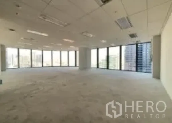 办公空间 出租在Ratchathewi, Bangkok - 130平米开放式办公空间，大窗户采光良好，尽览城市景观。