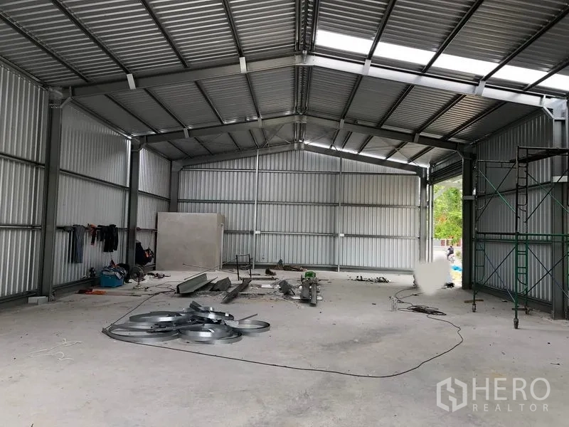 Warehouse for rent in Bang Yai, Nonthaburi - Spacious steel‑frame warehouse interior with high gable roof and concrete floor.