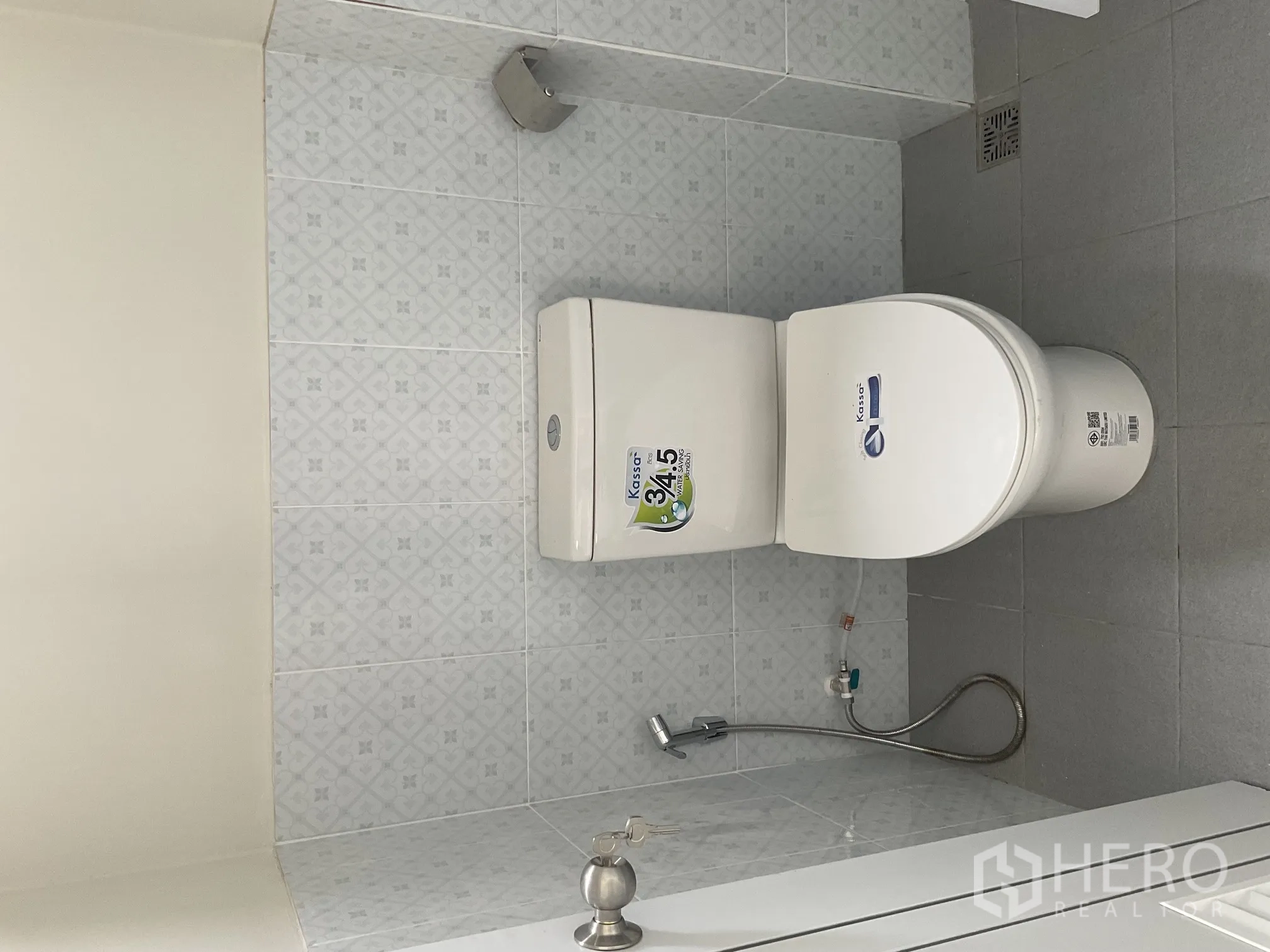 Warehouse for rent in Lat Lum Kaeo, Pathum Thani - Clean bathroom with toilet, handheld spray, and tiled walls and floor.