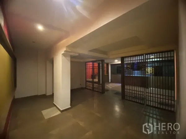 Retail Space for rent in Watthana, Bangkok - Open-plan retail area with lattice partition screens and tiled flooring.
