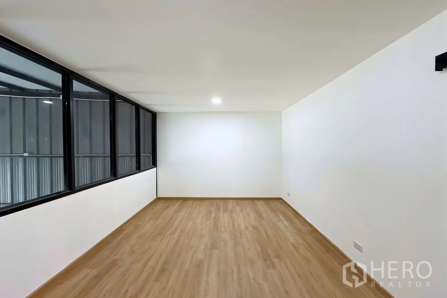 โกดัง for rent in Suan Luang, Bangkok - พื้นที่สำนักงานโล่งพร้อมหน้าต่างบานใหญ่ มองเห็นพื้นที่โกดัง
