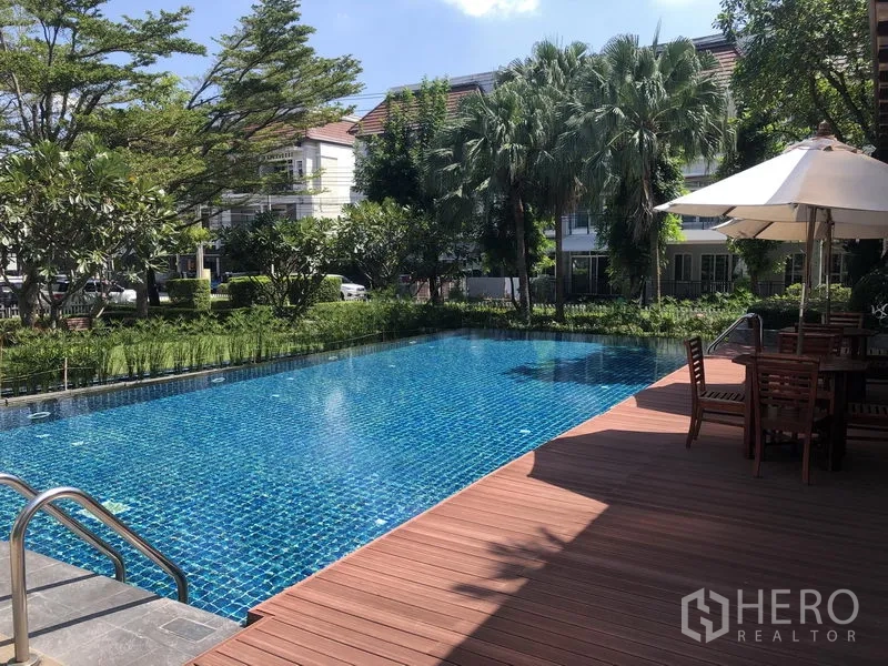 联排别墅 出租在Prawet, Bangkok - 公共泳池，木平台与热带花园景观