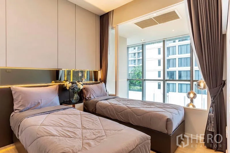 คอนโด ให้เช่าในWatthana, Bangkok - ห้องนอนเตียงคู่ ไฟหัวเตียงบิลต์อิน และหน้าต่างบานใหญ่