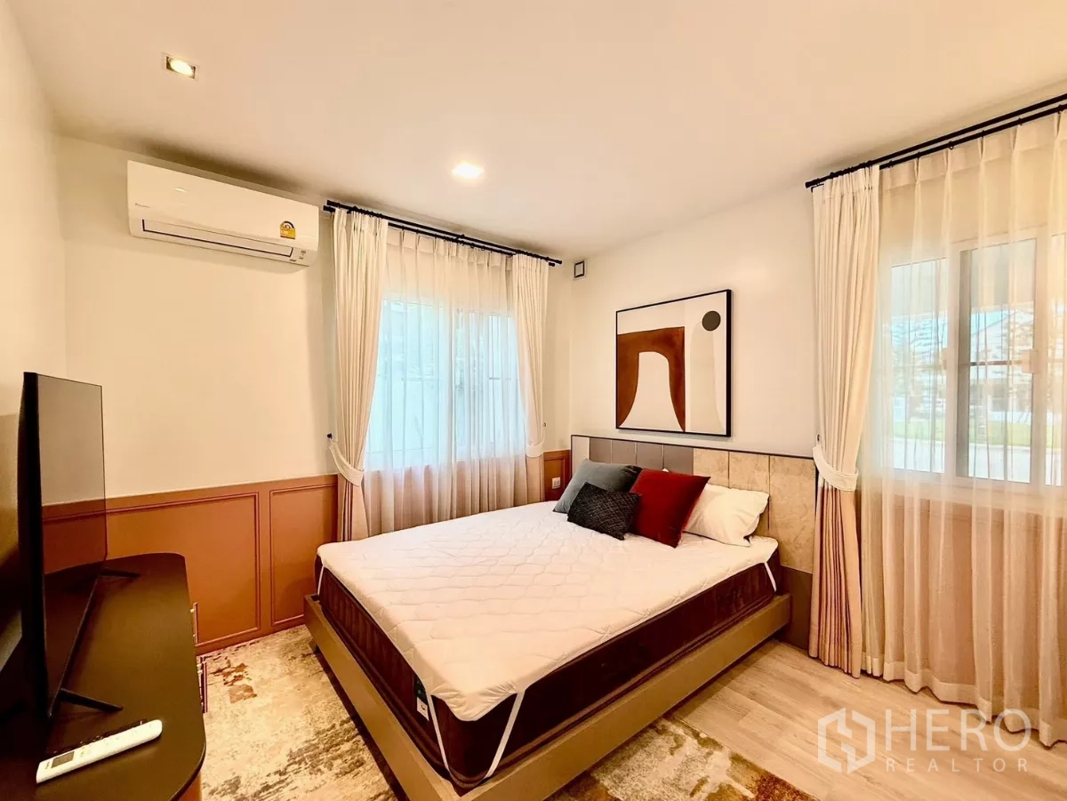 บ้าน ให้เช่าในBang Phli, Samut Prakan - ห้องนอนรอง เตียงคู่ งานศิลป์ และหน้าต่างสองด้าน