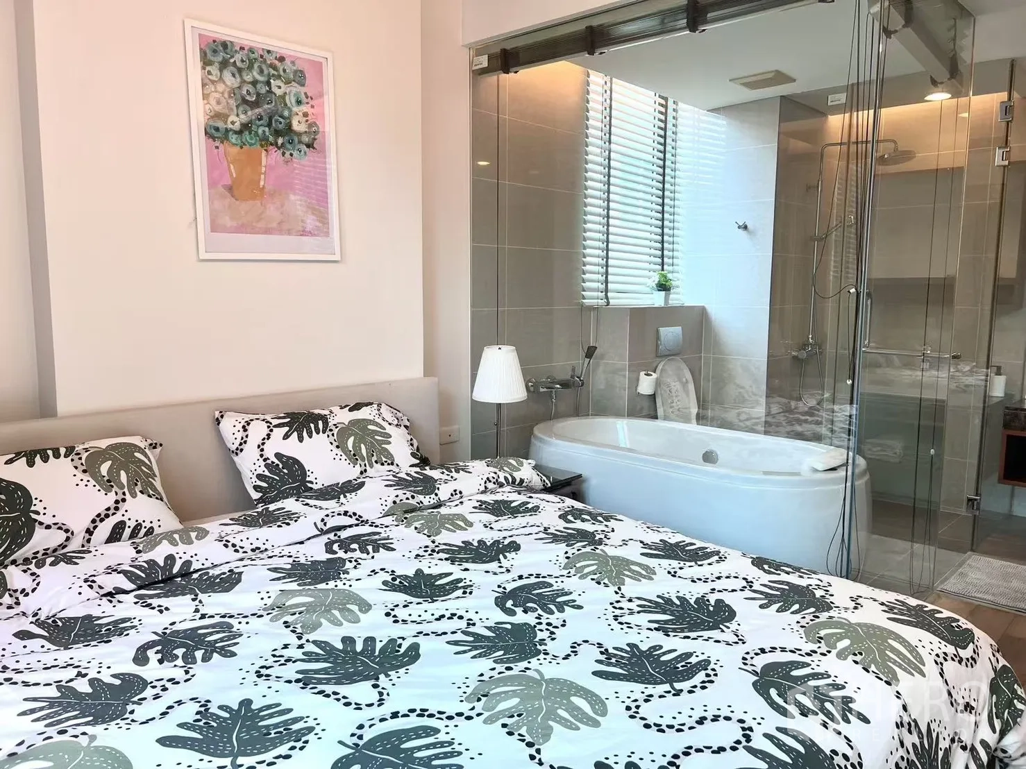 公寓 出售在Watthana, Bangkok - 主卧连接玻璃隔断卫浴，配独立浴缸与淋浴。