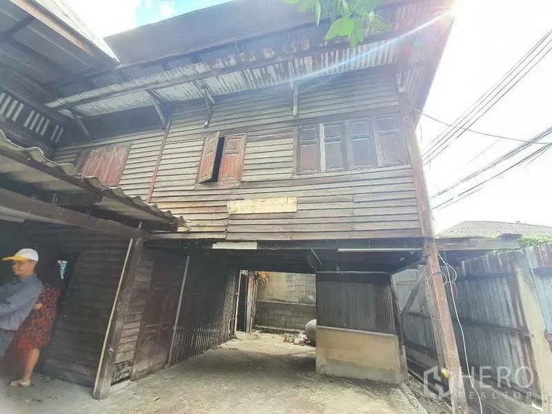 独立式住宅 出租在Sathon, Bangkok - 沙吞区传统高脚两层木屋，金属屋顶。
