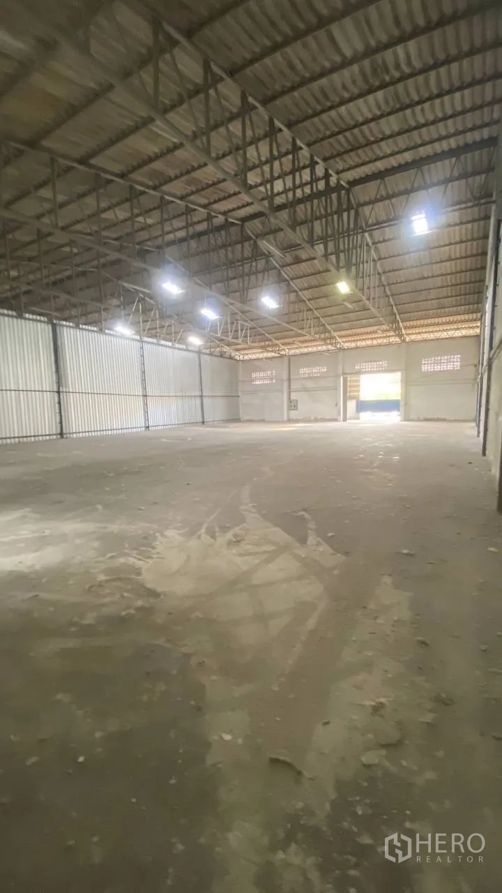 工厂 for rent in Bang Phli, Samut Prakan - 装卸区旁的简易卫生间与洗手盆。