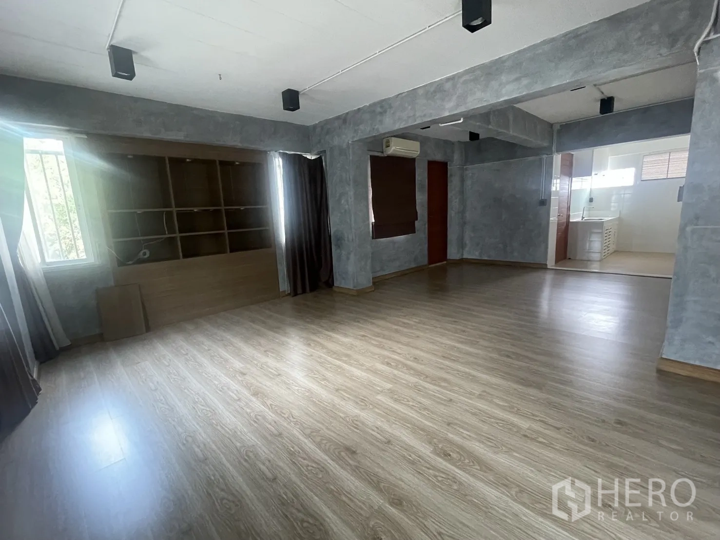带办公室的家 出租在Suan Luang, Bangkok - 大型多功能房，配置空调、内置柜，并与卫浴相连。