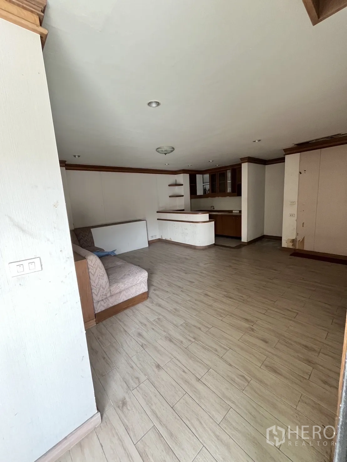 货栈 出租在Huai Khwang, Bangkok - 管理或休闲区，带茶水间与仿木地板。