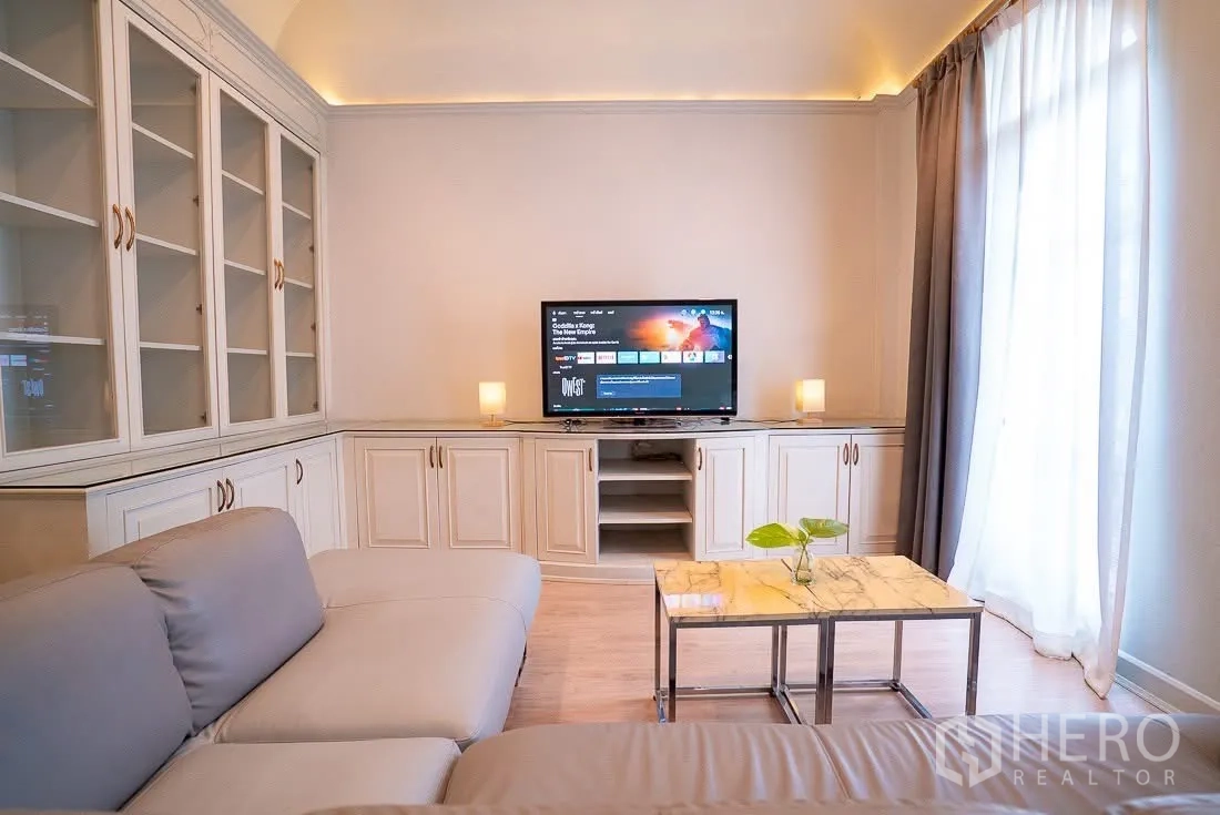 ทาวน์เฮาส์ for rent in Yan Nawa, Bangkok - มุมมองอีกด้านของห้องนั่งเล่นพร้อมชั้นทีวีและตู้เก็บของ