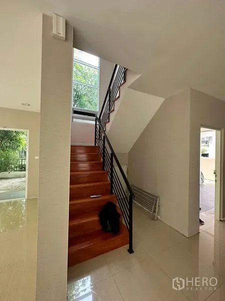 บ้าน ขายในPrawet, Bangkok - บันไดไม้ราวเหล็กข้างหน้าต่างสูง รับแสงธรรมชาติเต็มที่