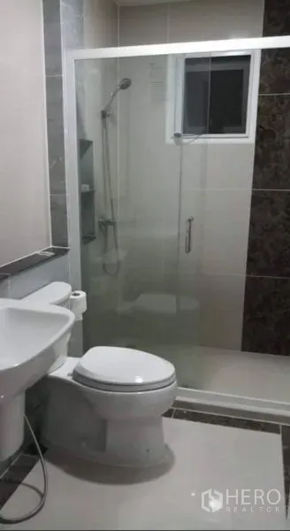 独立式住宅 出租或出售在Prawet, Bangkok - 现代浴室，玻璃淋浴间、坐便器与小窗