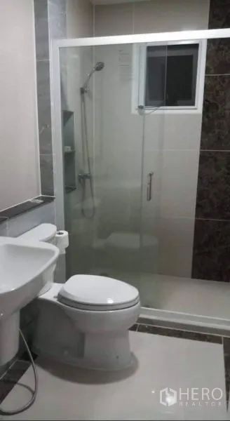 独立式住宅 出租或出售在Prawet, Bangkok - 现代浴室，玻璃淋浴间、坐便器与小窗