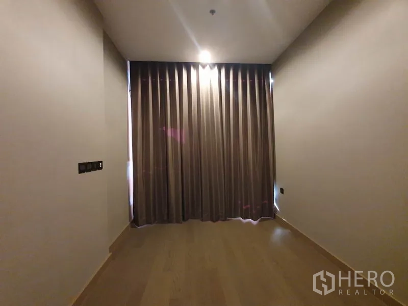 คอนโด ให้เช่าในHuai Khwang, Bangkok - ห้องนอนที่สอง พื้นไม้ เอาผ้าม่านกันแสงทึบ