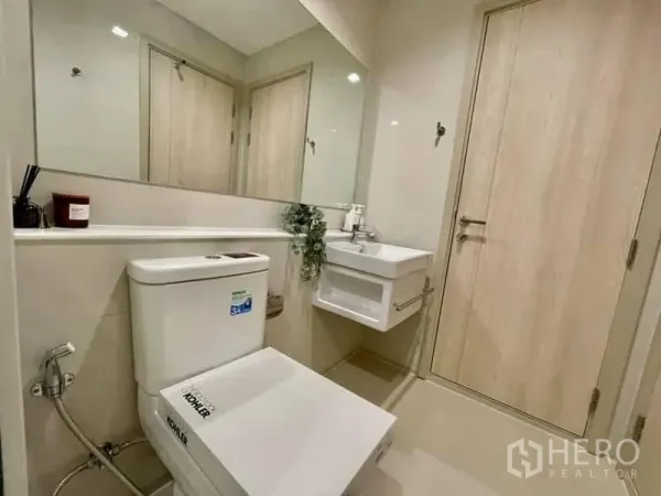 公寓 出租在Pathum Wan, Bangkok - 第二卫生间，悬空洗手台、超大镜面与科勒坐便器。