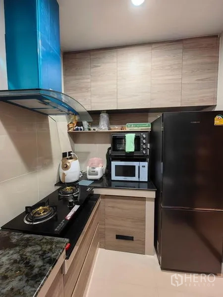 Detached House for rent in Bang Kapi, Bangkok - Compact Thai kitchen with gas hob, range hood and built-in cabinets