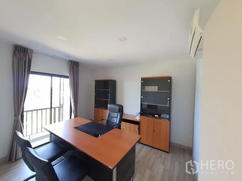 带办公室的家 出租在Saphan Sung, Bangkok - 主管办公室带内置储物柜、大书桌并可通往阳台。