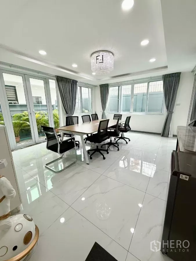 带办公室的家 出租或出售在Wang Thonglang, Bangkok - 角落会议区，落地窗、窗帘与亮白瓷砖地面。