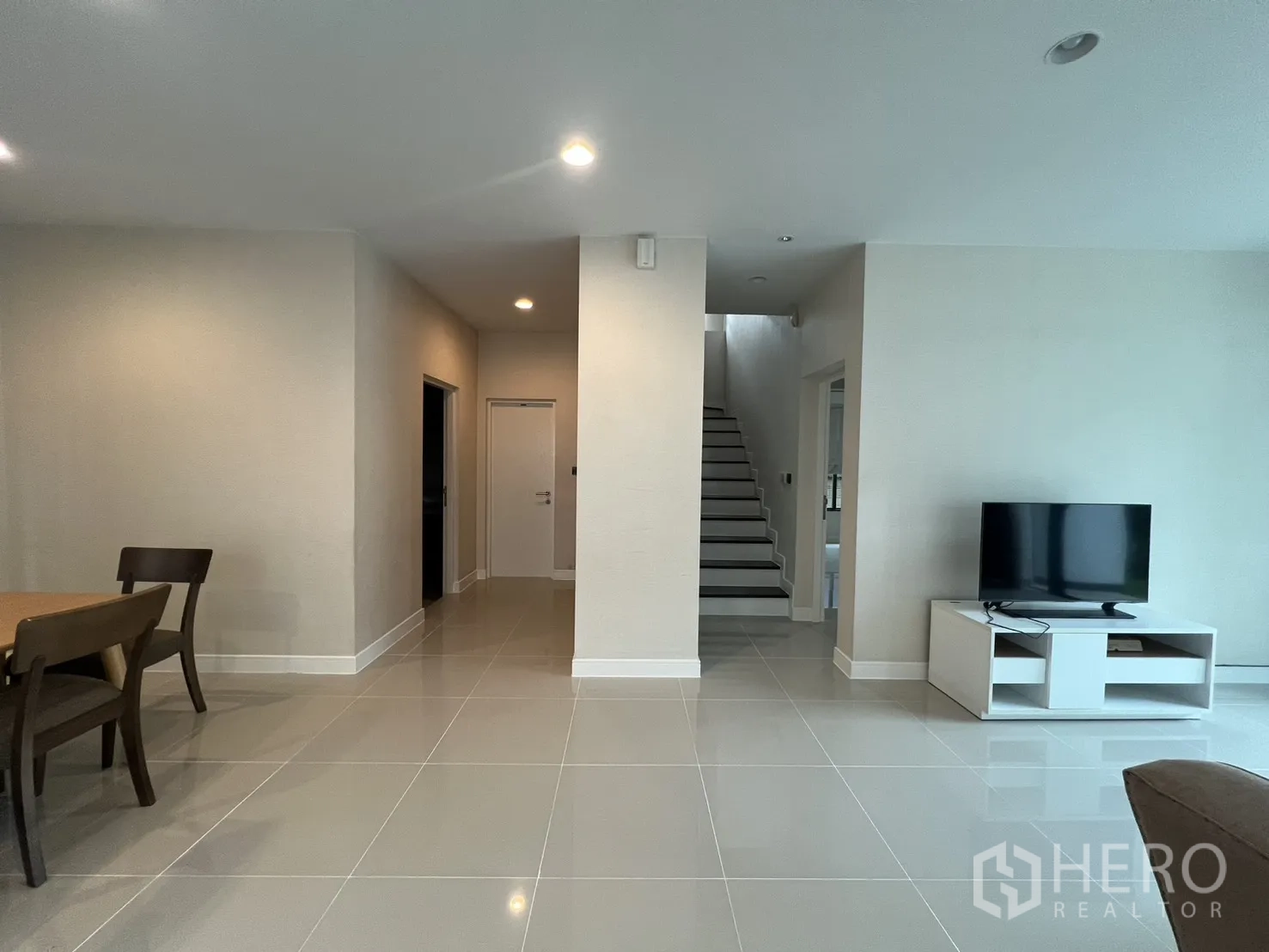 Detached House for rent in Bang Kapi, Bangkok - Ground floor hallway with staircase and TV corner.