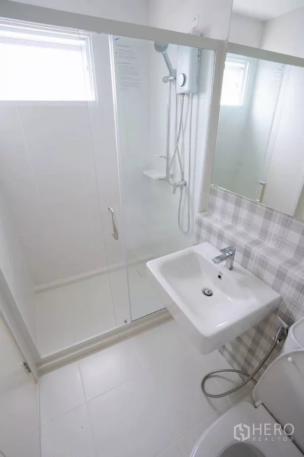 ทาวน์เฮาส์ ให้เช่าในBang Phli, Samut Prakan - ห้องน้ำพร้อมตู้ shower กระจกใส อ่างล้างมือ และผนังลายตาราง
