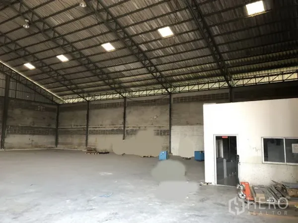 货栈 出租在Khlong Luang, Pathum Thani - 开阔仓库空间，带内部办公室，钢结构屋顶与装卸区。