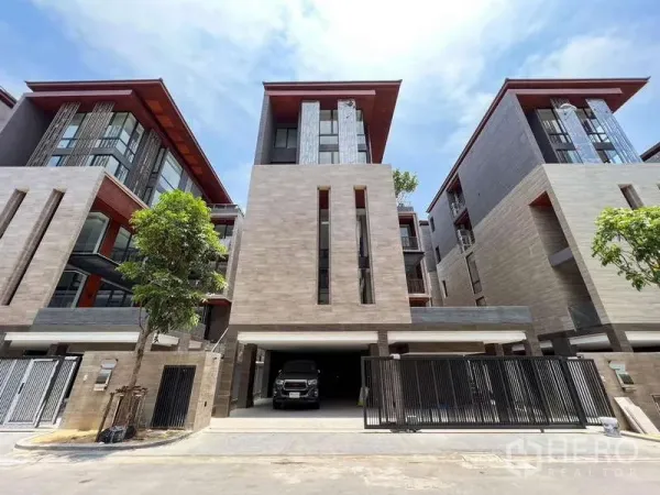 บ้าน ขายในYan Nawa, Bangkok - มุมมองถนนของแถวบ้านดีไซน์ร่วมสมัย พร้อมรั้วและที่จอดรถ