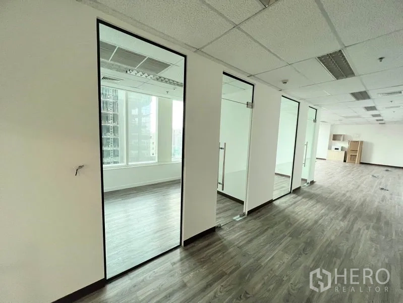 สำนักงาน ให้เช่าในWatthana, Bangkok - ชุดห้องประชุมกั้นกระจกเรียงตามโถงทางเดิน รับแสงธรรมชาติและวิวเมือง