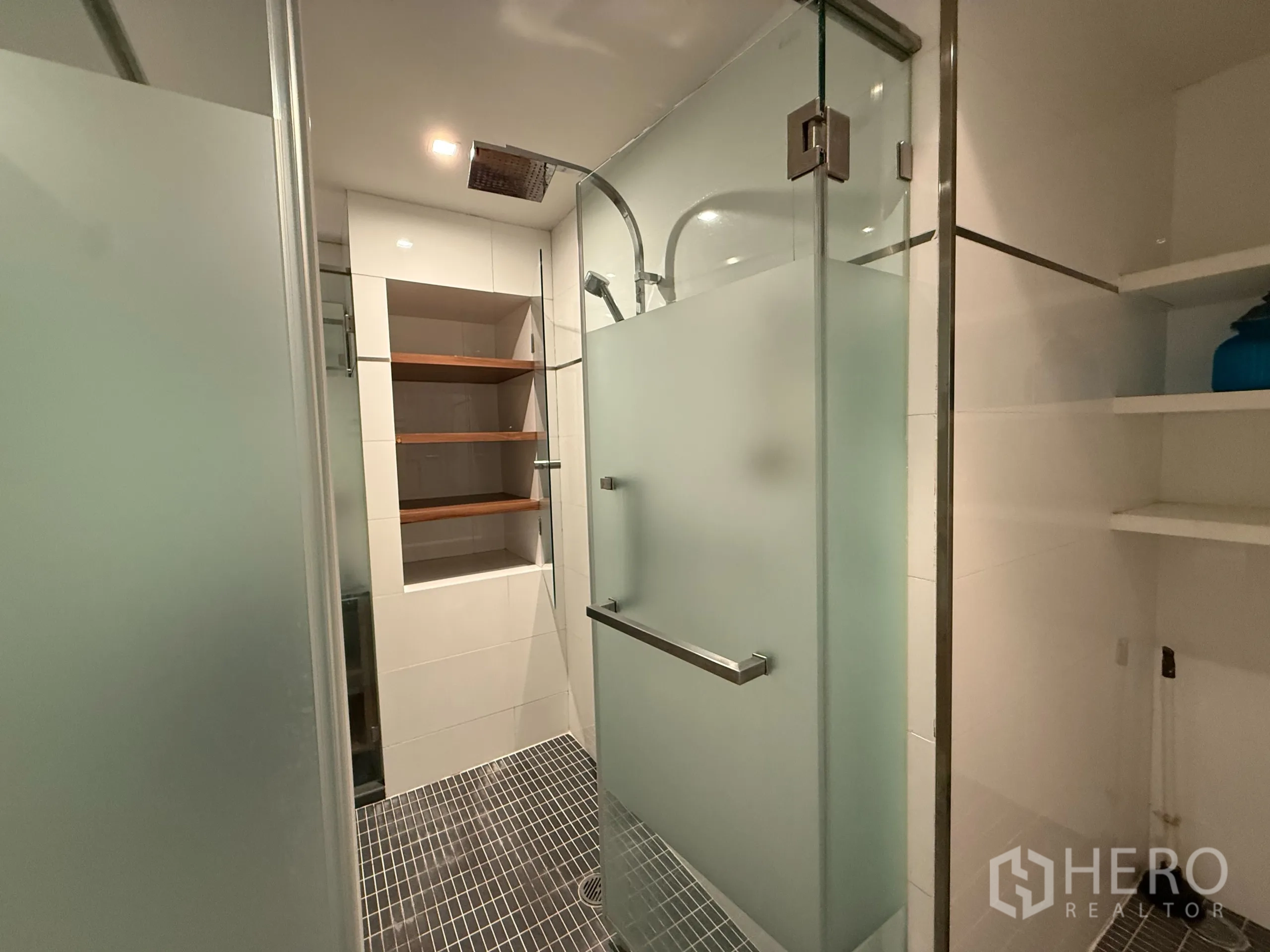 Condominium for rent in Phaya Thai, Bangkok - Close view of tiled rain shower with shelving niche.