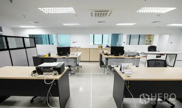 สำนักงาน ให้เช่าในHuai Khwang, Bangkok - โถงทำงานส่วนกลาง มีโต๊ะหลายตัว ตู้เก็บของ และเครื่องปรับอากาศฝ้า