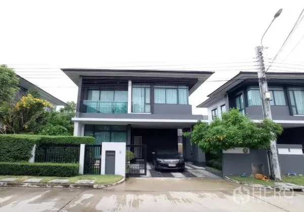 独立式住宅 出租在Bang Kapi, Bangkok - 现代两层独栋别墅，带前庭大门与有顶车位，临安静街道。