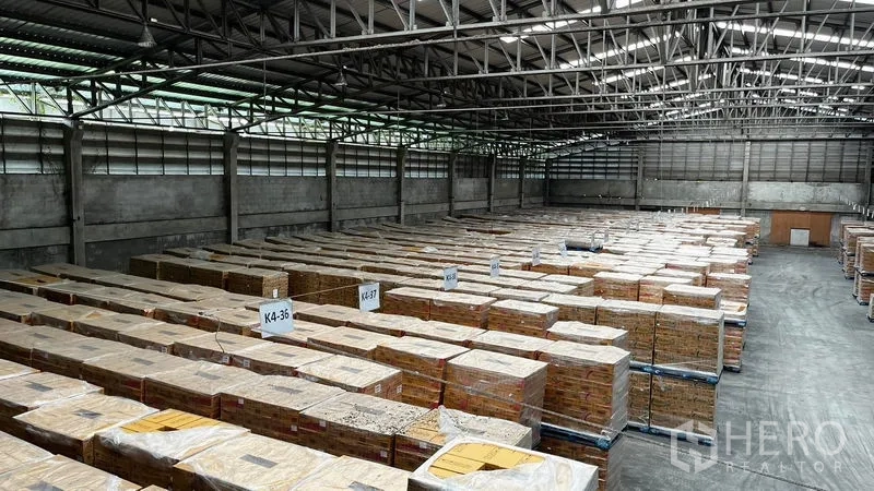 工厂 出租或出售在Pathum Thani - 大型仓库全景，广泛的托盘存储区