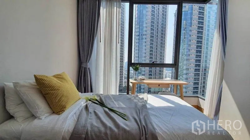 คอนโด ให้เช่าในKhlong Toei, Bangkok - ห้องนอนมุมกระจกบานใหญ่ ผ้าม่านโปร่ง มองเห็นวิวสกายไลน์กรุงเทพฯ