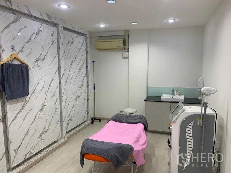 Retail Space for rent in Pathum Wan, Bangkok - Private treatment room with marble feature wall, built-in sink and medical equipment.