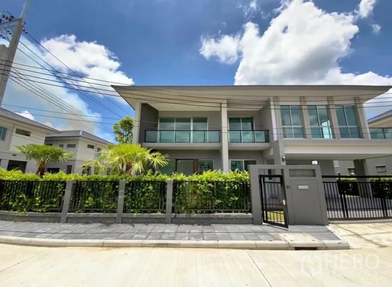 Detached House for rent - Front elevation of a contemporary detached house with landscaped fence and gate.