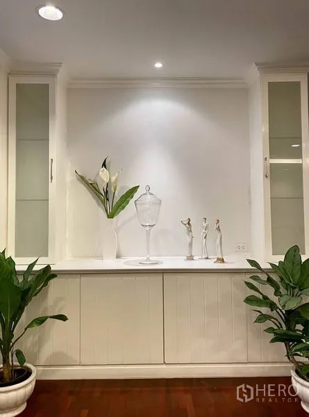 公寓 出租或出售在Watthana, Bangkok - 白色嵌入式展示柜，射灯照明与装饰绿植。
