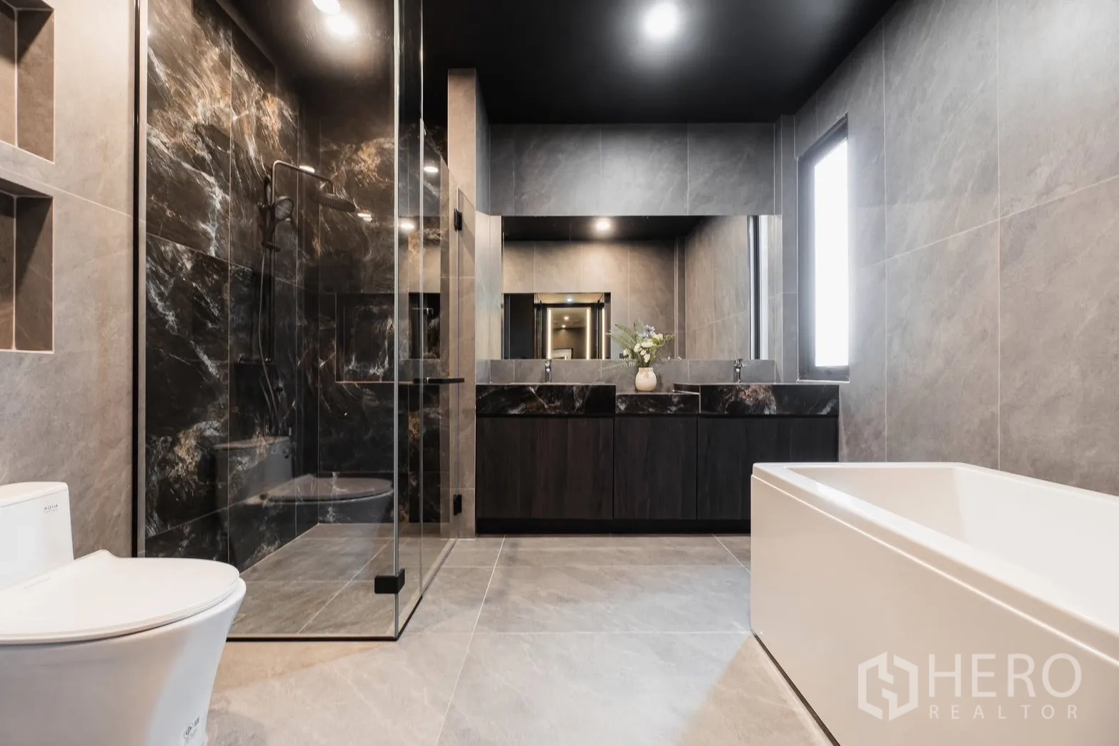 Detached House for rent or sale in Prawet, Bangkok - Spa-style bathroom with glass shower, soaking tub and double vanity