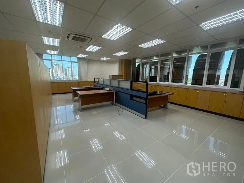 สำนักงาน ให้เช่าในSuan Luang, Bangkok - พื้นที่ทำงานมุมอาคารพร้อมคูบิกเคิล โต๊ะทำงาน และหน้าต่างพาโนรามาในสวนหลวง
