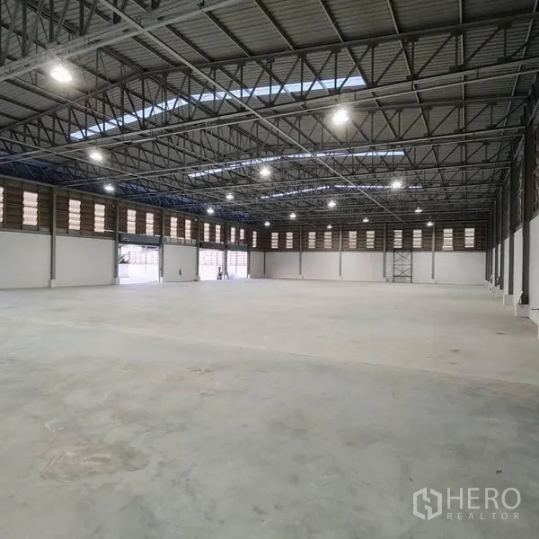 货栈 出租在Prawet, Bangkok - 开阔仓库空间，钢结构屋顶与LED照明
